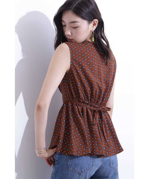 ＊＊N.Natural Beauty Basic / エヌ ナチュラルビューティーベーシック シャツ・ブラウス | ぺプラムノースリーブブラウス　総柄（ブラウン1）