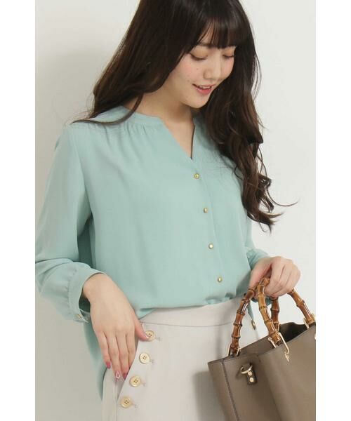 ＊＊N.Natural Beauty Basic / エヌ ナチュラルビューティーベーシック シャツ・ブラウス | ゴールドパーツボタンブラウス（ライトグリーン）