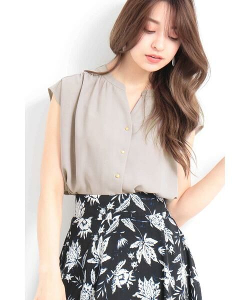 ＊＊N.Natural Beauty Basic / エヌ ナチュラルビューティーベーシック シャツ・ブラウス | ゴールドパーツ釦ブラウス（グレージュ）