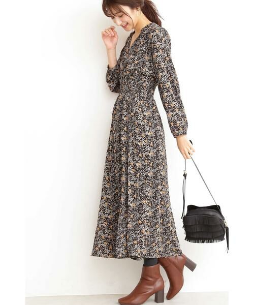 ＊＊N.Natural Beauty Basic / エヌ ナチュラルビューティーベーシック ワンピース | スタンドカラーシャーリングフラワーマキシワンピース（ブラックベース1）