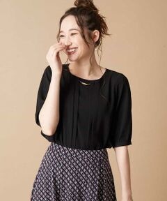 【洗濯機で洗える】【ロングシーズン対応】ピンタックチャーム付きブラウス