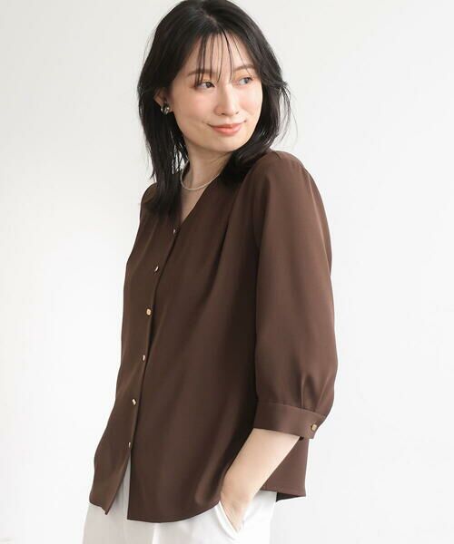 OFUON / オフオン シャツ・ブラウス | サテンジョーゼットVネックブラウス/UVカット/接触冷感/洗濯機で洗える/WEB限定サイズあり（ブラウン）