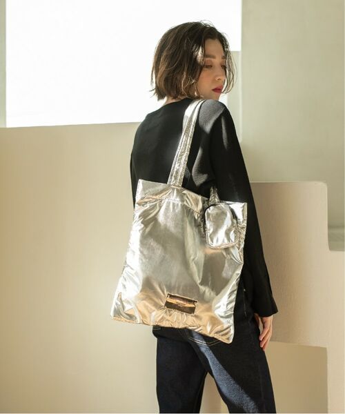 【A4サイズ対応／ミニポーチ付き】メタルプレート付きパフィートートバッグ