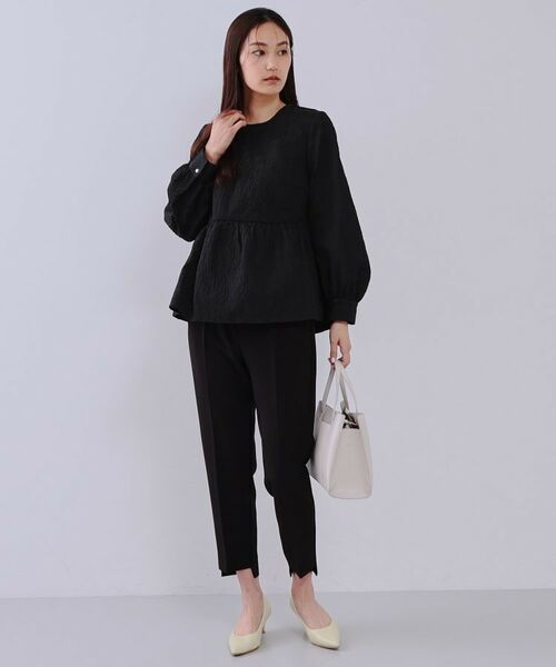 ETRE TOKYO（エトレトウキョウ）の「ステップヘムサテンパンツ