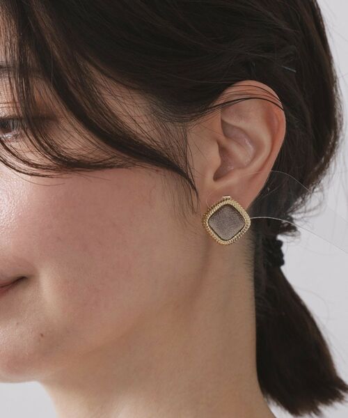 OPAQUE.CLIP / オペーク ドット クリップ ピアス・イヤリング | ベロア×ゴールドメタル縁取りスクエアピアス | 詳細4