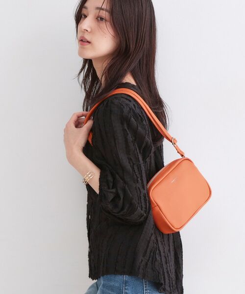 OPAQUE.CLIP / オペーク ドット クリップ ショルダーバッグ | シュリンク合皮スクエアミニショルダーバッグ【軽量/長さ調整可能】(オレンジ(067))