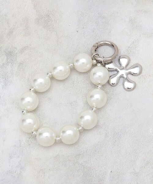 OPAQUE.CLIP / オペーク ドット クリップ キーホルダー・ストラップ | フラワーパーツ付きチャーム（オフホワイト(003)）