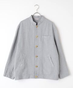 千鳥柄のスタンドカラーブルゾン。春夏にサッと羽織ってサマになる一着です。<BR><BR>生地は、タテ糸に40/1強撚リネン、ヨコ糸に44/1水撚りリネンを使用した平織素材です。麻特有のハリ感あるペーパーライクな仕上がりを解消する為に、タテ糸・ヨコ糸それぞれに適した撚糸加工を施しています。撚糸加工は織る工程の安定感もアップします。仕上げ加工のソフトエアータンブラーで緻密感を作りながらも、撚り戻りによる膨らみあるソフトな風合いを表現しました。また、多色使いの千鳥柄なので奥行きある柄感も特徴です。<BR><BR>水撚りアクアリノリネンは加工背景が非常に貴重で、ほぼ一年かけて糸の加工を準備しています。時間をかけて丁寧に織り上げた素材が今年も完成しました。 <BR><BR>※製品洗いのため、寸法にばらつきが出る場合がございます。ご了承ください。<BR><BR>※6ツ釦(水牛)シングル<BR>※単衣(縫い代始末：パイピング)<BR>※胸ポケット(左・箱)<BR>※腰ポケット(箱)<BR>※筒袖