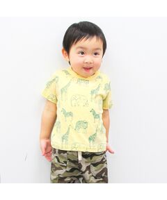 リアルなタッチの動物プリントが目を引く半袖Tシャツです。こちらは総柄のデザインで、どこから見てもおしゃれに決まるアイテム♪ コーディネートのメインとして使うのはもちろん、パーカーなどの中に合わせてチラリとのぞかせても◎。<BR>