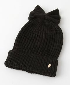 ベーシックなデザインに本体と同色で編み上げたリボンがキュートなニット帽です。たて横に伸縮性もしっかりしていてフィット感も◎。ロゴ入りプレートがさり気なくブランドをアピールします。コーデに引き締め役にぴったりなアイテムです。