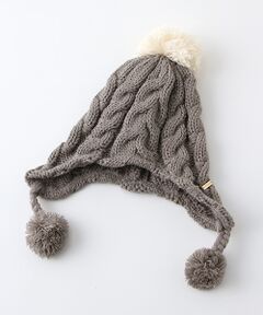 可愛らしい存在感を放つ梵天つきニット帽です。太めの編み込みや、耳あての先端につけた三つ編みのようなデザインがおしゃれポイント♪ 男女問わずお使いいただけるので、家族コーデにもオススメしたいアイテムです。
