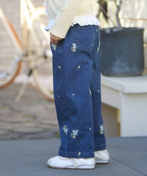 petit main / プティマイン その他パンツ | 花刺しゅうデニムパンツ | 詳細1
