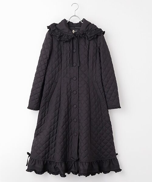 キュートなインナーの上には、キルティングのロングコートで少しエレガントさを。