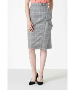 モノトーンのチェックの織り柄のマニッシュな素材で作られたスカートです。すっきりとしたタイトなシルエットに、フロントサイドのラッフルが女性らしいエレガントさをプラス。ウエストのスリムベルトがシャープなきちんと感を出しています。