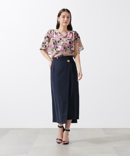 PINKY & DIANNE / ピンキーアンドダイアン シャツ・ブラウス | フラワーラインプリントＶネックケープブラウス | 詳細7