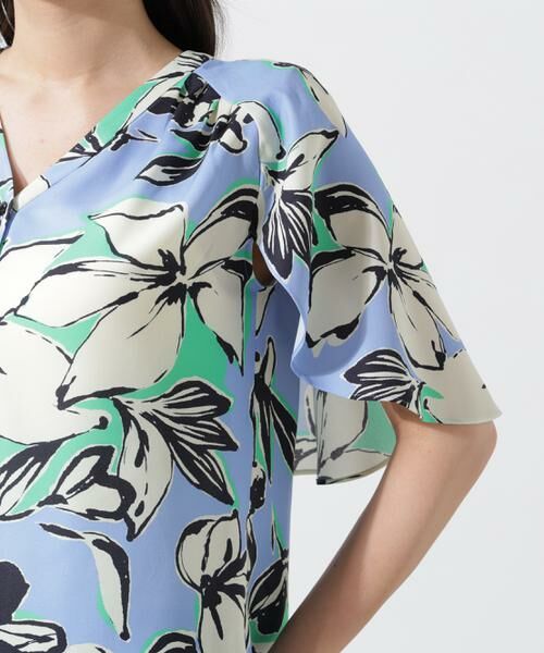 PINKY & DIANNE / ピンキーアンドダイアン シャツ・ブラウス | フラワーラインプリントＶネックケープブラウス | 詳細18