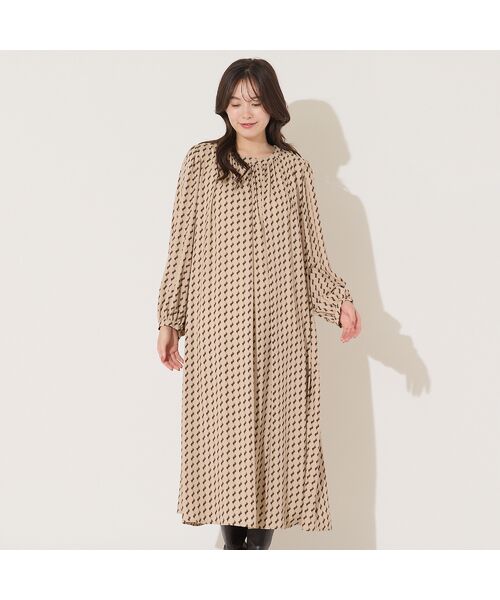 PISANO / ピサーノ ミニ丈・ひざ丈ワンピース | 【手洗いOK】幾何プリント・ギャザーワンピース(ベージュ)