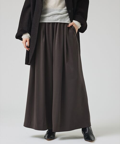 qualite/カリテ ピーチサテンフレアーパンツ【予約】 チャコールグレー 38 qualite/カリテ ピーチサテンフレアーパンツ【予約】 チャコールグレー 38