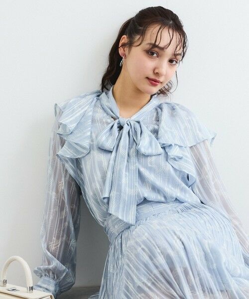 QUEENS COURT/クイーンズコート ラメストライプラッフルタイブラウス≪手洗い可能≫ ブルー M QUEENS COURT/クイーンズコート ラメストライプラッフルタイブラウス≪手洗い可能≫ ブルー M