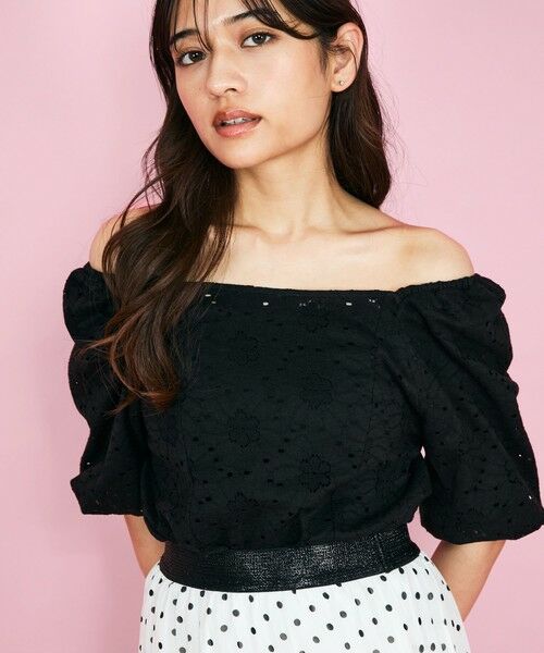 QUEENS COURT/クイーンズコート 【SHIORI IRIE コラボ】2WAYオフショルレースブラウス≪手洗い可能≫ ブラック M QUEENS COURT/クイーンズコート 【SHIORI IRIE コラボ】2WAYオフショルレースブラウス≪手洗い可能≫ ブラック M