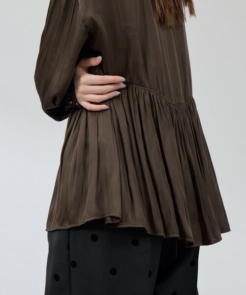 QUEENS COURT / クイーンズコート シャツ・ブラウス | 割繊サテンキーネックペプラムブラウス≪手洗い可能≫ | 詳細10