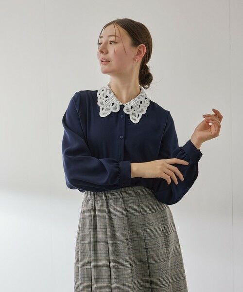 QUEENS COURT / クイーンズコート シャツ・ブラウス | モスクレープレースカラーブラウス（ネイビー）