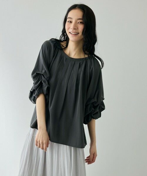 QUEENS COURT / クイーンズコート シャツ・ブラウス | ホイップタックスリーブブラウス（チャコールグレー）