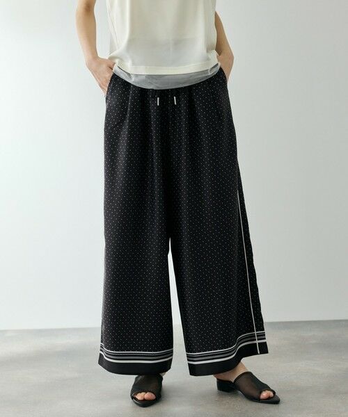 QUEENS COURT / クイーンズコート その他パンツ | パウダーサテンパネルプリントワイドパンツ（ブラック系その他）