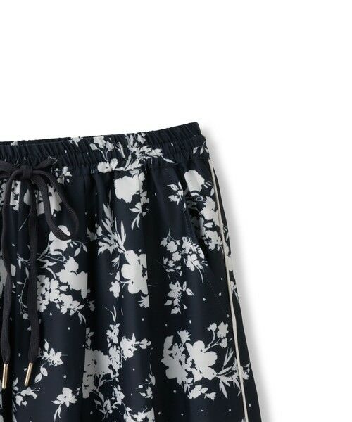 QUEENS COURT / クイーンズコート その他パンツ | パウダーサテンパネルプリントワイドパンツ | 詳細13