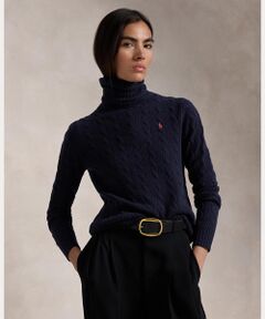 POLO RALPH LAUREN のシグネチャーのケーブルニット構造で柔らかな質感を実現したウールとカシミヤのタートルネックセーター。胸にポニー刺繍のアクセント<br>・ストレート、わずかにスリムフィット / 腰丈<br>・リブのタートルネック<br>・長袖、リブニットのカフス / リブニットの裾<br>・左胸にシグネチャーのポニー刺繍<br>・モデル身長178cm、着用サイズS