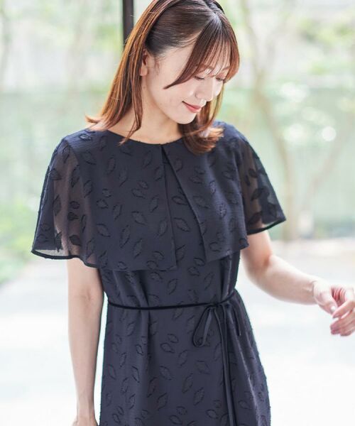 Reflect / リフレクト ロング・マキシ丈ワンピース | 【撥水/二の腕カバー/付属リボン付き】ケープデザインノースリーブワンピース | 詳細2