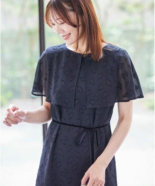 Reflect / リフレクト ロング・マキシ丈ワンピース | 【撥水/二の腕カバー/付属リボン付き】ケープデザインノースリーブワンピース | 詳細3