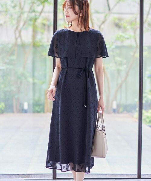 Reflect / リフレクト ロング・マキシ丈ワンピース | 【撥水/二の腕カバー/付属リボン付き】ケープデザインノースリーブワンピース(ブラック(419))