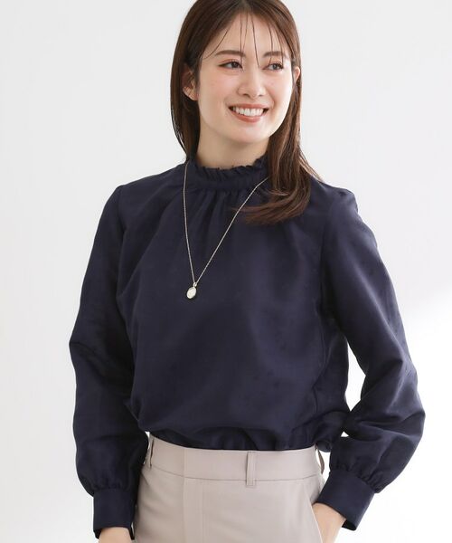 Reflect / リフレクト シャツ・ブラウス | フリルネックサテンジャカードブラウス（ネイビー(494)）