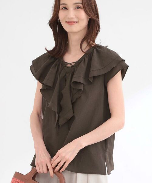 Reflect / リフレクト シャツ・ブラウス | 【通気性あり／涼しい／マシンウォッシャブル】フリルディテールブラウス（ブラウン(043)）