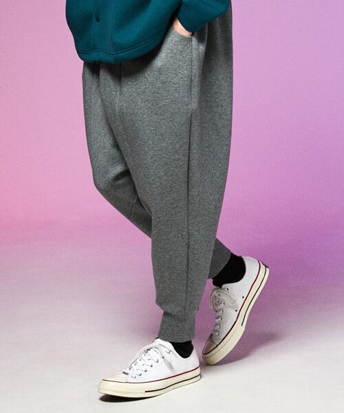 軽やかにまとうダンボール素材のrehacerサルエルパンツ