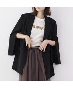 <b>【セットアップ対応】<br>上品で心地よい、大人のための技ありジャケット</b><br><br>■Design■<br>シェイプし過ぎない、ややゆったりとしたサイズ感のシングルジャケット。袖に釦開きのスリットを施しており2wayでの着用が可能。ボタンの開閉でお好みのスリットの深さに変えられます。スリット釦を開けて着用すると抜け感のあるトレンドライクな着こなしに◎<br><br>・ボタンで開閉できるスリットスリーブデザイン<br>・ストレッチ性となめらかな艶感のある上品素材<br>・裏地にはストライプ柄を使用でオシャレ感UP<br>・やや丈長でパンツともスカートともバランスが取りやすく、スタイリングの幅が広がるアイテム<br>・スリットを開けると肩掛け風の着こなしができるので暑い時期からさらっと着こなせます<br><br>■Color：キャメルベージュ、ブラック<br><br>■Fabric■<br>異収縮混繊糸使用により膨らみとドレープ性を併せ持った2WAYストレッチ素材です。発色性もよく、コンパクトな風合いの二重織素材です。イージーケアにも富んだ素材です。<br><br>■同素材シリーズ<br>・81106302ダブルクロスデザインスリーブテーラードジャケット<br>・81106302ダブルクロスバックフリルジレ<br>・81056308ダブルクロステーパードパンツ<br><br>■Styling■<br>カジュアルアイテムとの相性も良いので、Tシャツやシアーカットソーにさらっと羽織って初秋から取り入れたいです。ボトムにはチュールスカートのインにスキニーデニムを履いてトレンド感のあるレイヤードを着こなして。洗練ムード漂うデザインで、オンオフ問わず幅広いシーンに活躍してくれる、この秋ワードローブに是非取り入れたいジャケットです。<br><br>■商品特性■<br>素材の厚さ：普通<br>素材の透け感：なし<br>素材の光沢：なし<br>素材の収縮性：あり<br><br>※モデル身長：176cm<br><br><br><br>■コンセプト■<br>【R-ISM リズム】<br>自然体で生きることが美しいというホリスティックビューティーの考え方を元に、忙しい日々のなかで大切なことのバランスを考える大人の女性のためのブランド。心やすらぐ空間に馴染む洋服を提案。<br><br>※撮影環境により光の当たり具合で色味が違って見える場合があります。 <br>※商品画像はサンプルのため、色味やサイズ、プリントの位置、仕様などに変更がある場合があります。 <br>※取扱いの注意については取扱い表示をご確認の上、着用をお願いします。<BR>