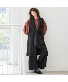 <b>【2WAYデザイン】【洗える】<br>ラフに着回せるワイドシルエットのスラックスパンツ</b><br><br>■Design■<br>素材の持つ綺麗なドレープを活かした、太すぎない適度な分量感が新鮮な一着です。腰回りはすっきりとさせ、センタープレスでシルエットにメリハリをつけています。ウエスト部分のベルトタブが両面使える配色2WAYデザインになっており、コーディネートに合わせてアレンジが楽しめます。また、バックウエストはゴム仕様となっており、フィット感がありながらもイージーな履き心地を実現しています。広がり過ぎない大人のセミフレアシルエットが特徴で、履きやすさを追求したデザインです。<br><br>■Color：ブラウン、ブラック<br><br>■T/Rストレッチスリーズ<br>81006407：フロントリボンロングジレ<br>81016405：ギャザースリーブコートドレス<br>81056403：ストレッチワイドパンツ<br><br>■Fabric■<br>コンパクトで高密度、美しいポリエステルレーヨン素材です。着用期間の長い薄手ながら、仕立て映えのする打ち込みと滑らかな落ち感です。しっかりしたストレッチ糸で反発感と伸縮性がプラスされています。　　<br><br>■Styling■<br>ボリューム袖ブラウスと合わせたトレンドスタイルや、シアーシャツなどの抜け感のあるシーズンコーデもおすすめ。<br>カジュアルからきれいめまでロングシーズン様々なコーデを楽しめるパンツを、主役兼定番ボトムとしてぜひ。<br><br><br>■商品特性■<br>素材の厚さ：普通<br>素材の透け感：なし<br>素材の光沢：なし<br>素材の収縮性：あり<br><br>※モデル身長：172cm<br><br><br><br>■コンセプト■<br>【R-ISM リズム】<br>自然体で生きることが美しいというホリスティックビューティーの考え方を元に、忙しい日々のなかで大切なことのバランスを考える大人の女性のためのブランド。心やすらぐ空間に馴染む洋服を提案。<br><br>※撮影環境により光の当たり具合で色味が違って見える場合があります。 <br>※商品画像はサンプルのため、色味やサイズ、プリントの位置、仕様などに変更がある場合があります。 <br>※取扱いの注意については取扱い表示をご確認の上、着用をお願いします。<BR>