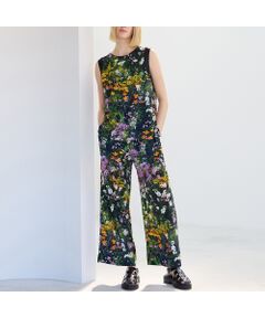 <b>【セットアップ対応】<br>コーディネートを華やかにする、ボタニカルプリントのエフォートレスワイドパンツ<br></b><br>■Design■<br>『自然との融合』がテーマの今シーズン。<br>まるで森の中にいるようなフラワーガーデンプリントのパンツが登場しました。<br>リラックスした履き心地と洗練されたデザインを兼ね備えた、イージーワイドパンツです。<br>大人の女性らしい上品さを感じさせる一着で、さまざまなシーンで活躍します。<br><br>・ウエストゴム仕様がリラクシーな穿き心地を提供<br>・ドレープ感のある軽やかな素材が程よいリラックスムードを演出<br>・さらっと着れるイージーさが大人女性に嬉しいポイント<br>・しわになりにくく、オールシーズン着用できる素材<br><br>■Color：ネイビー（モノトーン）、ブラック（プリント）<br><br>■同素材プリントシリーズ<br>ノースリーブブラウス（81033523）<br>ドッキングワンピース（81013509）<br><br>■Fabric■<br>プリント部分:深みのある色調と鮮やかな発色性のガーデンフラワーのオリジナルプリント。<br>草木に彩られた花壇の情景をイメージしています。適度な反発性とエレガントなドライ風合いを併せ持つ生地を使用。<br>無地部分:しっとりとしており、艶やかな光沢が特長のサテン素材。<br><br>■Styling■<br>シンプルなTシャツやブラウスと合わせるだけで、リラックス感がありながらも華やかさのあるコーディネートが完成します。<br>広がりすぎないスッキリとしたシルエットなので、ワンピースやロング丈のアイテムとのレイヤードにも重宝。<br>サンダルを合わせれば夏らしい軽やかな印象に。<br>アクセサリーを加えることで、きれいめなスタイルにも対応可能です。<br>オフィスカジュアルからデイリーコーデまで、幅広いシーンで頼りになる一着です。<br>柄の中に入っている色味を拾ってスタイリングすると統一感のある見え感になり、おすすめです。<br><br>■商品特性■<br>素材の厚さ：普通<br>素材の透け感：なし<br>素材の光沢：なし<br>素材の収縮性：なし<br><br>※モデル身長：176cm<br><br><br><br>■コンセプト■<br>【R-ISM リズム】<br>自然体で生きることが美しいというホリスティックビューティーの考え方を元に、忙しい日々のなかで大切なことのバランスを考える大人の女性のためのブランド。心やすらぐ空間に馴染む洋服を提案。<br><br>※撮影環境により光の当たり具合で色味が違って見える場合があります。 <br>※商品画像はサンプルのため、色味やサイズ、プリントの位置、仕様などに変更がある場合があります。 <br>※取扱いの注意については取扱い表示をご確認の上、着用をお願いします。<BR>