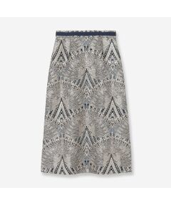 <b>【インポート素材】【洗える】【3サイズ展開】<br>モダンで上品な素材と洗練シルエットでみせるジャカードスカート</b><br><br>■Design■<br>輝きを放つピーコック調の柄が存在感たっぷりなスカート。<br>ジャカード織りで表現された、幾何学的なVデザインと羽のような曲線的なモチーフが織りなす、モダンでオリエンタルな雰囲気が魅力です。<br>ラグジュアリーな見た目ながら、驚くほど軽やかな着心地を実現しています。<br>メタリックな輝きが効いた立体的な織柄は、光の角度によって美しく表情を変え、コーディネートに華やかさを加えてくれます。<br><br>・素材で魅せるようシンプルなAラインに仕上げました<br>・後ろファスナーをムシ見せ配色にしてポイントに<br>・ファスナースライダー先には配色グログランリボンを付けて上下しやすく　<br>・ウエストベルトの中心には配色グログランリボンをたたきつけて、全体を締めてくれます<br><br>■Color：オレンジ、ブルー<br><br>■Fabric■<br>トルコのブルサにあるBZ社で作られたメタルジャガードです。<br>複雑で精巧な模様が特徴で、豪奢で華やかな印象を与えます。<br>色の再現性が高いメタル糸を使用し、オリジナルカラーを作成しているため、深みのある色合いが魅力です。<br>手洗いが可能で、家庭でのケアが簡単です。<br><br>■Styling■<br>足首が見える丈感はレディな印象に。<br>パーカーにヒール合わせやニットにスニーカー合わせなど綺麗さとカジュアルさのバランスがとりやすい1枚です。<br>シンプルなシアーニットをINするだけで主役級の華やかさを演出してくれますので、ぜひ冬のホリデーシーズンにも取り入れて。<br><br>■商品特性■<br>素材の厚さ：普通<br>素材の透け感：なし<br>素材の光沢：あり<br>素材の収縮性：なし<br><br>※モデル身長：172cm<br><br><br>■コンセプト■<br>【R-ISM リズム】<br>自然体で生きることが美しいというホリスティックビューティーの考え方を元に、忙しい日々のなかで大切なことのバランスを考える大人の女性のためのブランド。心やすらぐ空間に馴染む洋服を提案。<br><br>※撮影環境により光の当たり具合で色味が違って見える場合があります。 <br>※商品画像はサンプルのため、色味やサイズ、プリントの位置、仕様などに変更がある場合があります。 <br>※取扱いの注意については取扱い表示をご確認の上、着用をお願いします。<BR>