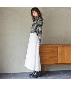 <b>【洗える】<br>上品な光沢感と快適な着心地で、通年活躍する一枚<br>美シルエットを叶えるサテンスカート</b><br><br>■Design■<br>上品で洗練された大人のフレアスカート。<br>しっかりした中肉のハリ感のあるサテン素材を使用しており、上品な光沢素材が女性らしさを引き立てます。<br>裾にかけて流れるようなドレープがエレガントな印象を演出します。<br>バックウエストがゴム仕様で、楽な履き心地ながらもすっきりとした見た目を実現。<br>R-ISMらしい美しさと実用性を両立した一着です。<br><br>・身体のラインを拾わない程よいAラインで着やすい<br>・後ろのヘムラインをカーブにして女性らしいシルエットに<br>・後ろウエストゴム＋脇ファスナーでイージーな履き心地<br>・品のある装いを演出してくれて普段使いからちょっとしたお出かけにも最適<br><br>■Color：ライトベージュ、ブラウン、ブラック<br><br>■Fabric■<br>ダブルサテンをタンブラー加工をして、しなやかな表情のある風合いに仕上げました。<br>通常のダブルサテンより高密度で、程よい膨らみと光沢感を表現した素材です。<br><br>■Styling■<br>秋冬はオーバーサイズのニットや、ベストと合わせたトレンド感溢れるコーディネートもおすすめ。<br>シーズンスタイルをシックに決める、主役兼定番としてぜひ。<br>カジュアルなニットやスウェットと合わせて抜け感あるスタイリングに。<br>シャツやジャケットとのMIXコーデでモード感をプラス。<br>大人のワードローブに一枚は持っておきたいスカートです。<br><br>■商品特性■<br>素材の厚さ：普通<br>素材の透け感：なし<br>素材の光沢：あり<br>素材の収縮性：なし<br><br>※モデル身長：172cm<br><br><br><br>■コンセプト■<br>【R-ISM リズム】<br>自然体で生きることが美しいというホリスティックビューティーの考え方を元に、忙しい日々のなかで大切なことのバランスを考える大人の女性のためのブランド。心やすらぐ空間に馴染む洋服を提案。<br><br>※撮影環境により光の当たり具合で色味が違って見える場合があります。 <br>※商品画像はサンプルのため、色味やサイズ、プリントの位置、仕様などに変更がある場合があります。 <br>※取扱いの注意については取扱い表示をご確認の上、着用をお願いします。<BR>