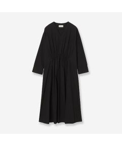 <b>【洗える・コットン100％】【高身長さんにもおすすめ】<br>絞ったり、ゆるめたり<br>シルエット自由自在のワンピース<br></b><br>■Design■<br>ナチュラルなシワ感と柔らかさのある薄手の綿素材。<br>ウエストのドロスト仕様でシルエットを自由に調整できるロングワンピース。<br>肩を落としたスリーブが腕回りをカバーし上品でリラクシーな印象に。<br>自然に落ちるフレアシルエットが歩くたびに揺れ、フェミニンさをプラスします。<br><br>・バスト下切り替えギャザーデザイン<br>・Vネックは首元をすっきり女性らしく見せます<br>・後ろはあえてシンプルに、広がり過ぎないフレアシルエット<br>・袖はターンバックでくきるので手首を見せて抜け感をプラス<br><br>■Color：ベージュ、ブラック<br><br>■Fabric■<br>薄手の綿素材を生地洗いすることによりソフトで肌触りの良い風合いに仕上げました。<br><br>■Styling■<br>スニーカーやサンダルでカジュアルに。パンプスでキレイめにも。<br>1枚で映えるアイテムながら、小物で表情を変えられるワンピース。<br>羽織りを加えればロングシーズン着れるアイテムです。<br><br>■商品特性■<br>素材の厚さ：薄手<br>素材の透け感：なし<br>素材の光沢：なし<br>素材の収縮性：なし<br><br>※モデル身長：172cm<br><br><br>■コンセプト■<br>【R-ISM リズム】<br>自然体で生きることが美しいというホリスティックビューティーの考え方を元に、忙しい日々のなかで大切なことのバランスを考える大人の女性のためのブランド。心やすらぐ空間に馴染む洋服を提案。<br><br>※撮影環境により光の当たり具合で色味が違って見える場合があります。 <br>※商品画像はサンプルのため、色味やサイズ、プリントの位置、仕様などに変更がある場合があります。 <br>※取扱いの注意については取扱い表示をご確認の上、着用をお願いします。<BR>