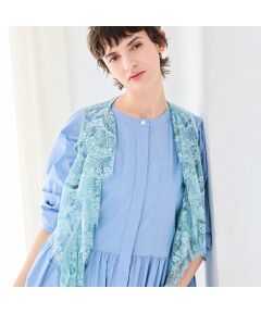 <b>【2026SPRING＆SUMMERトレンドアイテム】<br>繊細なレースが、いつものスタイルにリュクスな彩りを</b><br><br>■Design■<br>光沢があり非常に繊細、曲線的なスカラップが特徴で、コーディネートに華やかさと軽やかさをプラスする総レースのジレです。<br>お手持ちのアイテムにプラスするだけで、トレンド感のあるレイヤードスタイルが楽しめます。<br>色違いで揃えて、着こなしの幅を広げるのもおすすめです。<br><br>・ショート丈は視線が上に上がりスタイルアップ効果が期待できる<br>・ロングシーズン着用できトレンド感のあるレイヤードスタイルが叶う<br>・フロントはリボン結びしてもラフに羽織っていただいてもOK<br><br>■Color：ライトベージュ、ブラック、ブルー<br><br>■Fabric■<br>ナイロン/レーヨンのなめらかな風合いと、繊細なビッグスカラ柄が特長のレースです。<br>レーヨンの光沢が華やかで高級感を引き立たせます。<br><br>■Styling■<br>・淡い色のフレアワンピースに重ねて、スカラップのラインを活かしたガーリーな装いに。<br>・ デニムパンツとロゴTシャツの上にさらっと羽織ると、繊細な素材感が引き立ち、大人っぽいミックスコーデになります。<br>・ジャケットINで着用してレースのフリルを見せるスタイリングもおすすめです。<br><br>■商品特性■<br>素材の厚さ：薄手<br>素材の透け感：あり<br>素材の光沢：あり<br>素材の収縮性：なし<br><br>※モデル身長：172cm<br><br><br>■コンセプト■<br>【R-ISM リズム】<br>自然体で生きることが美しいというホリスティックビューティーの考え方を元に、忙しい日々のなかで大切なことのバランスを考える大人の女性のためのブランド。心やすらぐ空間に馴染む洋服を提案。<br><br>※撮影環境により光の当たり具合で色味が違って見える場合があります。 <br>※商品画像はサンプルのため、色味やサイズ、プリントの位置、仕様などに変更がある場合があります。 <br>※取扱いの注意については取扱い表示をご確認の上、着用をお願いします。<BR>