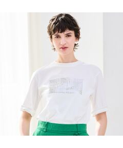 <b>【接触冷感・洗える】<br>品のある煌めきでスタイルのアクセントになる<br>箔プリントロゴを施したＴシャツ</b><br><br>■Design■<br>カジュアルなTシャツに上品さをプラスする箔プリントロゴがアクセント！<br>やや長めの半袖が二の腕をカバーし、ゆったりシルエットがリラクシーな一枚です。<br>肌触りの良いコットン天竺生地で、ひんやりと感じる接触冷感素材を使用しており、暑くなる季節でも快適な着心地です。<br>シルバープリントが目を惹く、大人カジュアルに着回せるアイテムです。<br><br>・シルバーの箔プリントを施しており、トレンド感もありながらシンプルなので合わせやすい<br>・襟ぐりはやや太めに設定し、カジュアルでタフな印象を与えるデザイン性をプラスしています<br>・裾にはスリットが入っておりウエスト周りをすっきり見せられます<br>・袖はやや長めの設定になっており、ロールアップすると配色生地使いになっています<br><br>■Color：ホワイト、ブラック、グリーン<br><br>■Fabric■<br>サイロコンパクトで紡績し少し強めに撚糸を入れた糸を使用することで、清涼感のある風合いと、クリアーできれいな表情の商品になっております。<br>またバイオ加工することで、よりクリアーな表情としなやかな風合いの商品に仕上げています。<br><br>■Styling■<br>・鮮やかなカラーのリネンスカートや、エスニック柄のロングパンツ、キャミワンピースのインナーとして活用するのがこの夏のおすすめ。<br>・紺ブレや、シアー素材のカーディガンを肩掛け。ジャケットの隙間から箔ロゴがチラッと見えると、程よい抜け感になります。<br>・オフィスコーデにはTシャツの裾はボトムスにインして、ベルトでウエストマークすると「仕事モード」のキチンと感がアップします。<br><br>■商品特性■<br>素材の厚さ：普通<br>素材の透け感：なし<br>素材の光沢：なし<br>素材の収縮性：あり<br><br>※モデル身長：172cm<br><br><br>■コンセプト■<br>【R-ISM リズム】<br>自然体で生きることが美しいというホリスティックビューティーの考え方を元に、忙しい日々のなかで大切なことのバランスを考える大人の女性のためのブランド。心やすらぐ空間に馴染む洋服を提案。<br><br>※撮影環境により光の当たり具合で色味が違って見える場合があります。 <br>※商品画像はサンプルのため、色味やサイズ、プリントの位置、仕様などに変更がある場合があります。 <br>※取扱いの注意については取扱い表示をご確認の上、着用をお願いします。<BR>