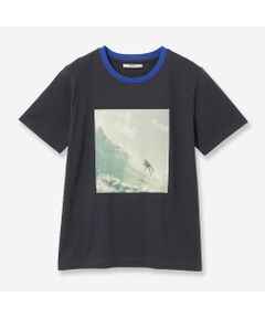 <b>【人気アイテム・全3色・洗える】<br>着回し力抜群。上品シルエットの新作Tシャツ、ついに登場。<br></b><br>■Design■<br>躍動感あふれるサーフシーンを切り取った、セピア系のフォトプリントが目を引くTシャツ。<br>シンプルながらもメッセージ性のあるデザインは、都会にいながらにして海の風を感じさせてくれます。<br>絶妙なフィット感のクルーネックが、大人の上品さを引き立てます。<br><br>・どんなスタイルにも馴染むミニマルな仕上がり<br>・首元をすっきりと見せ、上品で清潔感のある印象<br>・体のラインを拾いすぎず、程よくフィットする美シルエット<br>・コットン100％の天竺生地を使用しており、さらりとした着心地<br>・デニムからスラックス、スカートまで合わせるアイテムを選ばない<br>・一枚での着用はもちろん、ジャケットのインナーとしても活躍長く愛せる<br>・流行に左右されず、毎シーズン重宝する「新定番」の一枚<br><br>■Color：ホワイト、チャコール、ピンク<br><br>■Fabric■<br>滑らかな肌触りが特徴のジャージ素材です。<br>通気性と伸縮性に優れた平編みのジャージ生地を使用しています。<br>サラッとした肌触りで表面がフラットなのが特徴で、別名「メリヤス編み」とも呼ばれます。<br><br>■Styling■<br>少し長めの丈なのでインでもアウトでも様になる1枚。<br>1枚ではもちろん、ジレやベスト等とレイヤードしたり、キャミワンピースやジャンスカ、ジャケットのインナーにもオススメです。<br>主張しすぎないフォトTシャツは大人の夏コーデに是非取り入れてほしいアイテムです。<br><br>■商品特性■<br>素材の厚さ：普通<br>素材の透け感：なし<br>素材の光沢：なし<br>素材の収縮性：あり<br><br><br>■コンセプト■<br>【R-ISM リズム】<br>自然体で生きることが美しいというホリスティックビューティーの考え方を元に、忙しい日々のなかで大切なことのバランスを考える大人の女性のためのブランド。心やすらぐ空間に馴染む洋服を提案。<br><br>※撮影環境により光の当たり具合で色味が違って見える場合があります。 <br>※商品画像はサンプルのため、色味やサイズ、プリントの位置、仕様などに変更がある場合があります。 <br>※取扱いの注意については取扱い表示をご確認の上、着用をお願いします。<BR>