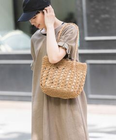 定番のペーパーショルダートートバッグが今年も登場!<br>夏に使いたいペーパー素材が涼しげなトートバッグ。<br>昨年よりも少しサイズアップし、荷物を取り出しやすいように、開け口が大きくなりました。<br>軽量で大容量なので、さらに使いやすくアップグレード。<br>肩に掛けて持つことができる点も嬉しいポイントです。<br><br>※この商品は自然素材を使用し、その風合いを生かして手作りされたものです。<br>※摩擦や汗、雨などの使用条件等により、色落ちや他の物への色移りの可能性がございますのでご注意ください。<br>※その他お取り扱いに関しましては、商品に付属のアテンションタグをご覧ください。<br><br>総重量 : 約210g<br><br>※商品画像は、光の当たり具合やパソコンなどの閲覧環境により、実際の色味と異なって見える場合がございます。予めご了承ください。<br>※商品の色味の目安は、商品単体の画像をご参照ください。<br><br><b>▼お気に入り登録のおすすめ▼</b><br>お気に入り登録商品は、マイページにて現在の価格情報や在庫状況の確認が可能です。 <br>お買い物リストの管理に是非ご利用下さい。<br>