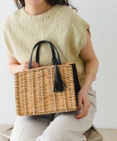 春夏ムードを高めてくれるスクエア型バッグ<br><br>【Material】<br>フェイクレザーとかご素材のコンビネーションが上品な印象に<br><br>【Design】<br>かご素材とフェイクレザー素材のコンビネーションが上品なかごバッグ。<br>カジュアルな印象になりがちなかごバッグですが、フロント部分にタッセルチャームをあしらう事で上品な印象に。<br>約16cmのマチがあるので、お財布やポーチなどお出掛けに必要な荷物を収納可能です◎<br><br>【Color】<br>BLACK, WHITEの2色展開<br><br>【Styling point】<br>幅広いスタイリングにもマッチするデザインで、デニムアイテムなどにも勿論、ジャケットスタイルなどのマニッシュスタイルにもオススメです◎<br><br>【2024 Spring/Summer】【24SS】<br><br>※素材感をよりいかすため天然素材合成素材にかかわらず多少の色落ちの心配がございますので、摩擦及び雨天のご使用や白系等の衣服を着用の際には充分ご注意ください。<br>※金具類等のメッキの耐久性は種類により異なり年月とともに変化してきます。メッキが剥がれ腐食した後、衣服等に付着することもあります。<br>※その他お取り扱いに関しましては、商品に付属のアテンションタグをご覧ください。<br><br>総重量 : 約370g<br><br>※商品画像は、光の当たり具合やパソコンなどの閲覧環境により、実際の色味と異なって見える場合がございます。予めご了承ください。<br>※商品の色味の目安は、商品単体の画像をご参照ください。<br><br><b>▼お気に入り登録のおすすめ▼</b><br>お気に入り登録商品は、マイページにて現在の価格情報や在庫状況の確認が可能です。 <br>お買い物リストの管理に是非ご利用下さい。