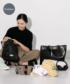 hun RODE SKOとOUTDOOR PRODUCTSのコラボレーションアイテム。<br>今回は`hun TRAVEL`をテーマに別注<br>1～2泊程度の旅行にもぴったりなサイズ感のトートバッグは、大きめのマチで、収納力抜群。モーヴグレーのテープショルダーとのカラーリングがポイント。収納ポケットを充実させて整理しやすいだけでなく、スーツケースにセット可能なファスナーを付けています。普段はジップをしめてポケットとしてお使いいただけます。<br>本体はつやっとした素材感でカジュアルすぎず旅行だけでなく、様々な用途にお使いいただけます。本体内側にはhunのロゴをいれています〇<br>セットのヒョウ柄のポーチはショルダーをつけてスマートフォンやコスメ、チケットなどすぐに取り出したいアイテムをいれて、いっしょにお持ちいただけます。シューズケースとしてメッシュ素材のバッグは単品で持っていただいても◎<br>あなたらしいスタイルの旅行バッグとしてぜひお使いください。<br><br><b>【OUTDOOR PRODUCTS / アウトドアプロダクツ】</b><br>1973年、アメリカ西海岸ロサンゼルス。<br>「アウトドア愛好家に好まれる日用品を作りたい」というアルトシュール兄弟の強い想いによって、OUTDOOR PRODUCTSはスタートしました。<br>現在ではバッグに加え、カジュアルウェア、アンダーウェア、シューズ、時計、ステーショナリーなどの日用品を幅広く展開するライフスタイルブランドとして、世界60カ国以上で愛されています。<br><br><b>hun RODESKO(ハーン ロデスコ)</b><br>無限の可能性とひそかな可憐さを秘めた" nylon "に毎日を委ね どんな瞬間もわたしらしく、気取らず、気前よく。 毎日を自分らしく楽しみ、輝き続ける“hun(彼女)”に向けて。<br><br>【2024 Spring/Summer】【24SS】<br><br>※A4サイズ収納可能(トートバッグ)<br><br>総重量 : 約425g(トートバッグ)<br><br>[メッシュバッグ]<br>one : 高さ35.5cm / 幅～30cm / マチ4cm / 持ち手55cm / ショルダー90cm<br><br>[ショルダーバッグ]<br>one : 高さ12.5cm / 幅14～20cm / マチ9cm / ショルダー62～113cm<br><br>※商品画像は、光の当たり具合やパソコンなどの閲覧環境により、実際の色味と異なって見える場合がございます。予めご了承ください。<br>※商品の色味の目安は、商品単体の画像をご参照ください。<br><br>-----------------------------<br><b>《スタッフレビュー》</b><br>【サイズ感】トートバッグは折り畳み傘やA4サイズの書類などもすっぽりと入る大きさになります。内ポケットも3箇所あるので収納もしやすいのとマチがしっかりあるので自立してくれます。<br>メッシュバッグは500mlの水筒が入り、ショルダーがけでも邪魔になりにくい大きさです。<br>ショルダーバッグは二つ折り財布が入り、横に少し余力があるかなという大きさです。中にポケットがあり、ジップの開き具合も大きく開くので小さい割には出し入れはしやすい印象です。<br>【素材感】シャカシャカした素材感です。トートバッグの持ち手が太めなので肩掛けや手持ちでも持ちやすいです。<br><br>※あくまでも目安としてご参考ください。<br>-----------------------------<br><br><b>▼お気に入り登録のおすすめ▼</b><br>お気に入り登録商品は、マイページにて現在の価格情報や在庫状況の確認が可能です。 <br>お買い物リストの管理に是非ご利用下さい。