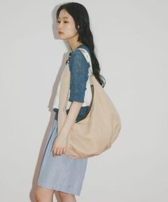 コーディネートのポイントになるデザインバッグ<br><br>【Design】<br>トレンドのメッシュ素材を使用したショルダーバッグ。<br>メッシュ素材ですが、カジュアルな印象になり過ぎないデザインがポイント。<br><br>【Color】<br>BLACK,OAKの2色展開<br><br>【Styling point】<br>バッグを主役にしたコーディネートがおすすめ。ワントーンのコーディネートの差し色として合わせていただくのもおすすめです。<br><br>hun RODESKO(ハーン ロデスコ)<br>無限の可能性とひそかな可憐さを秘めた" nylon "に毎日を委ね どんな瞬間もわたしらしく、気取らず、気前よく。 毎日を自分らしく楽しみ、輝き続ける“hun(彼女)”に向けて。<br><br>【2025 Spring/Summer】【25SS】<br><br>※A4サイズ収納可能<br>※消毒液をご使用の際、消毒液が乾いていない状態や、手が濡れたままの状態、消毒液自体がついてしまうと消毒液の成分により表面が変質してしまい、色移りや変色の可能性があります。ご使用の際は十分ご注意お願いいたします。<br>※日光や、蛍光灯などに長時間当てると黄変や、色あせの原因となります。<br>※その他お取り扱いに関しましては、商品に付属のアテンションタグをご覧ください。<br><br>総重量 : 約480g<br><br>※商品画像は、光の当たり具合やパソコンなどの閲覧環境により、実際の色味と異なって見える場合がございます。予めご了承ください。<br>※商品の色味の目安は、商品単体の画像をご参照ください。<br><br><b>▼お気に入り登録のおすすめ▼</b><br>お気に入り登録商品は、マイページにて現在の価格情報や在庫状況の確認が可能です。 <br>お買い物リストの管理に是非ご利用下さい。