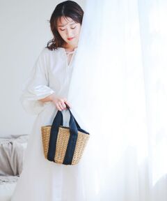 太めのハンドルがアクセントのハンドバッグ<br><br>【Design】<br>コロンとしたデザインがかわいいカゴバッグ。シンプルなデザインなのでお洋服の系統問わず使える万能デザイン。 巾着と一体型でバッグの中身が見える心配もなく安心です◎<br><br>【Color】<br>GRYxOFF,OFFxDBR,BEGxBLK,BEGxOFFの4色展開<br><br>【Styling point】<br>コットンやリネン素材のワンピースなどのアイテムと合わせたコーディネートもおすすめ。スタッフオススメのコーディネートはセットアップなどのマニッシュなコーディネートの外しとして合わせて頂くとこなれ感を演出できおすすめです!<br><br><b>----------------------------------------------------------------------------<br><価格改定のお知らせ><br>今期の商品より価格改定をさせていただきます。<br>ご了承くださいますよう、お願い申し上げます。<br>----------------------------------------------------------------------------</b><br><br>【2025 Spring/Summer】【25SS】<br><br>※この商品はマグネットホックを使用している場合、定期券やカード類等を近付けますと磁気効果を失い使用不可能になる恐れがあります。<br>※自然素材を使用し、その風合いを生かして手作りされたものです。自然素材への染色は現在の染色技術は現在の染色技術では摩擦や水濡れなどによる色落ちの恐れがありますので雨、汗には十分ご注意ください。<br><br>総重量 : 約430g<br><br>※商品画像は、光の当たり具合やパソコンなどの閲覧環境により、実際の色味と異なって見える場合がございます。予めご了承ください。<br>※商品の色味の目安は、商品単体の画像をご参照ください。<br><br><b>▼お気に入り登録のおすすめ▼</b><br>お気に入り登録商品は、マイページにて現在の価格情報や在庫状況の確認が可能です。 <br>お買い物リストの管理に是非ご利用下さい。